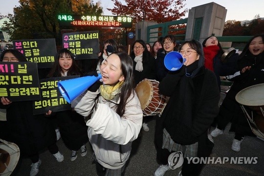 实拍韩国高考现场 学弟学妹敲锣吹号为考生加油助威(2) 第2页