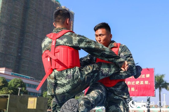 组图:武警官兵搏击训练显血性胆气(2) 第2页