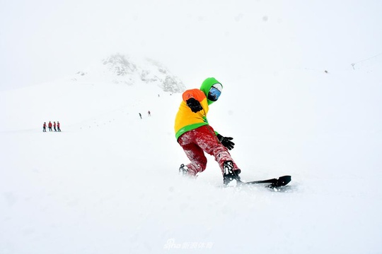 土耳其滑雪者驰骋雪场 服装色彩亮丽成亮点 第1页
