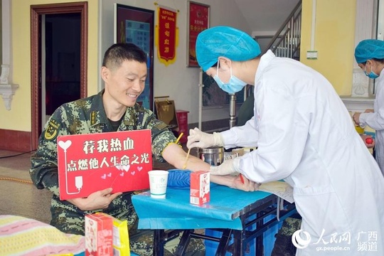 广西河池:武警官兵撸袖献血传爱心(7) 第7页