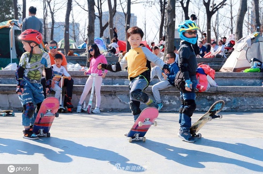“奥运认证”滑板运动流行魔都街头 大小朋友享受极限体育乐趣(4) 第4页