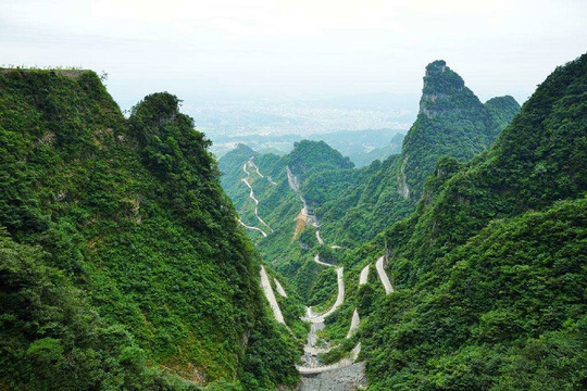 被称为“通天大道”的张家界天门山盘山公路 第1页