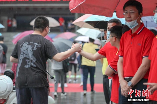 暴雨袭击江西南昌 考生雨中从容赴考 第1页