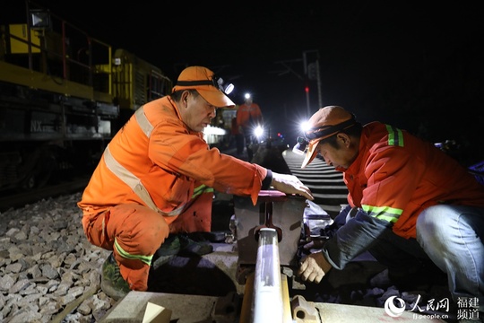 【春运特别报道】为无缝线路做“外科手术”的“高铁医生”(6) 第6页