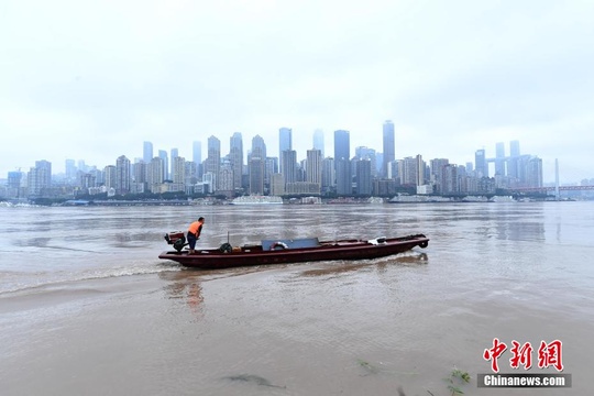 长江重庆段水位持续上涨 临江商铺紧急转移 第1页