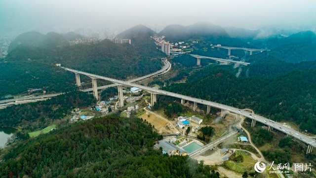 穿越暗河溶洞 驶向明媚春天 ——“喀斯特”山城地铁迎来正式投用 第1页