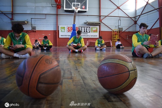 身体与大脑同时发展 土耳其青少年篮球训练前读书热身 第1页