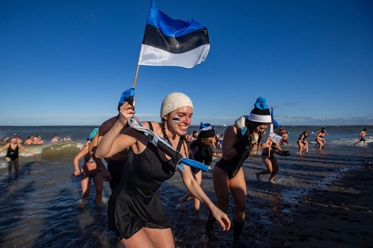 爱沙尼亚庆祝独立日 民众冰水之中沐浴狂欢 第1页