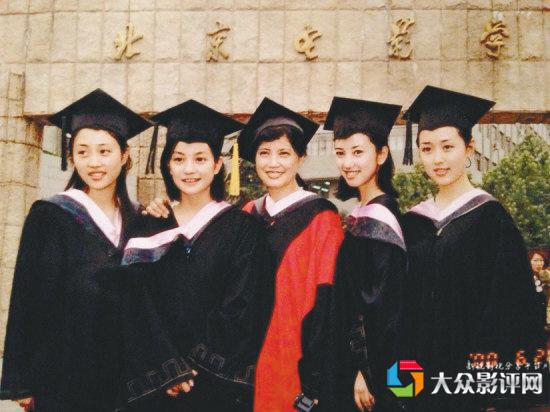 她可是出自北影响当当96级明星班,赵薇,陈坤,黄晓明,何琳的同班同学