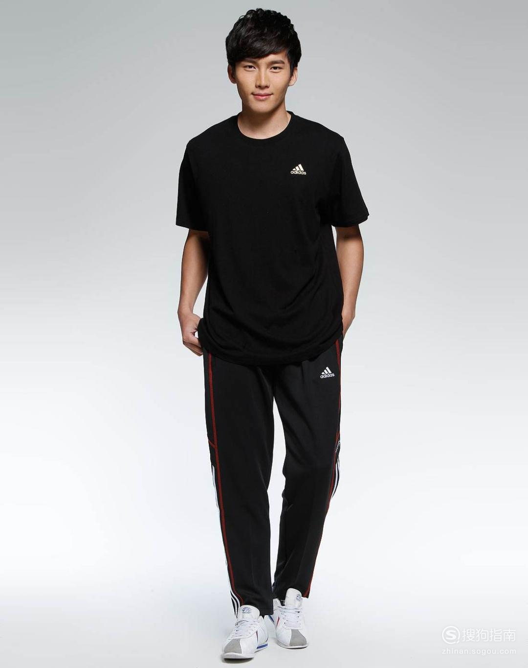 男黑t恤搭配什么裤子
