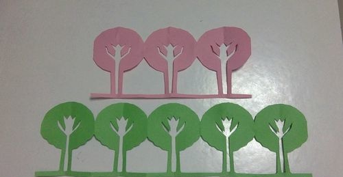 4个连在一起的树剪纸图片