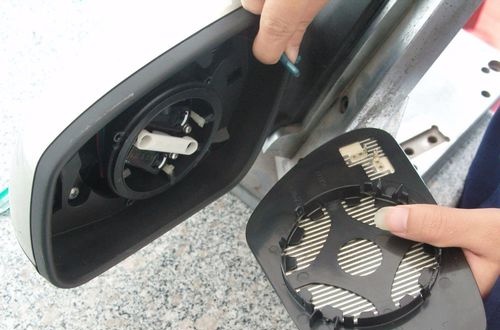 如何更换拆装汽车后视镜镜片来看看吧