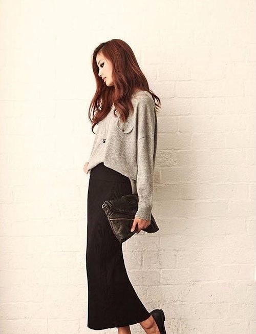 搭配一条黑色针织半身裙是非常优雅又大方的