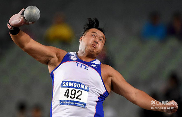 01铅球的正确放位是在锁骨内端上方,紧贴颈部.