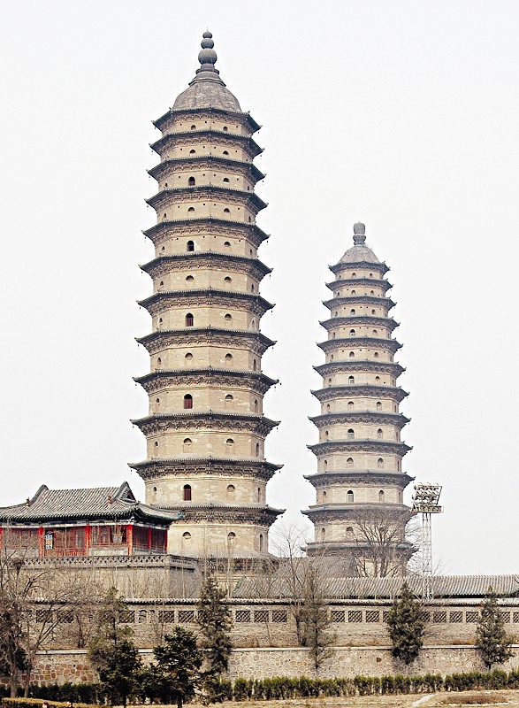 双塔寺,全称永祚寺双塔,位于太原东南郝庄村南,始建于明万历年间,是