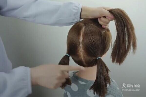 01首先在小女孩头上前面扎一个小辫子,注意两边要留有足够的头发,如下