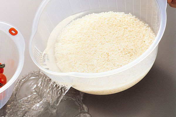 将发黄的白衣服泡入淘米水中,加入适量洗衣液,按照正常洗衣程序洗涤