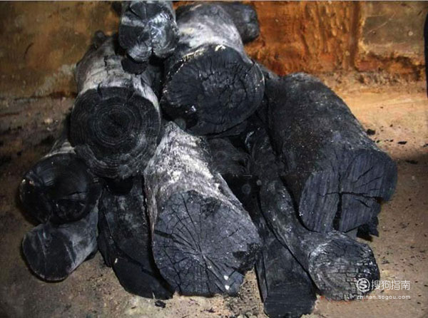 家庭制作木炭的土闷法图片