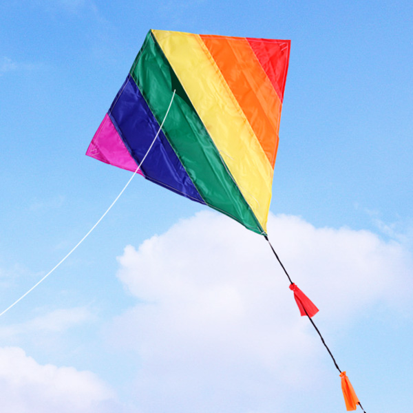 04绑好后,在十字支架处绑上棉线,这样风筝就做好了.