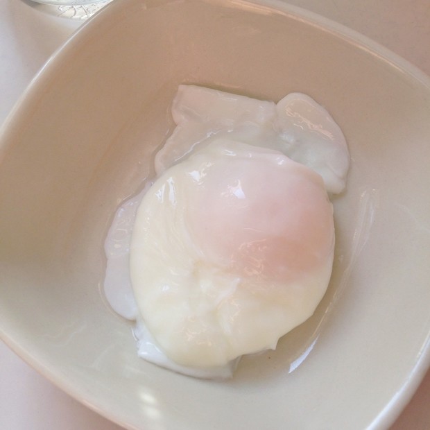 01将一个小锅内加入水,倒入一点点白醋,当水要开时把火调小,不让水