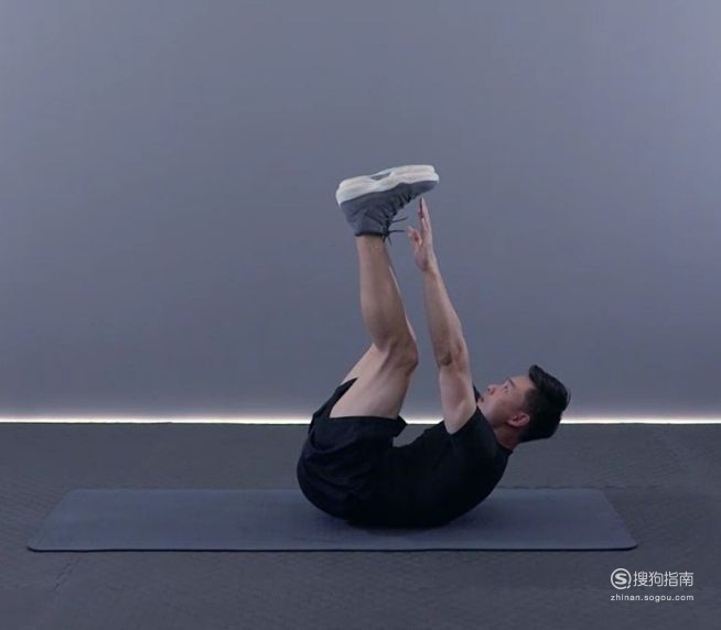 02动作二触足卷体,下腹运动完之后,上腹动作亦是如此,坚持20秒的上腹