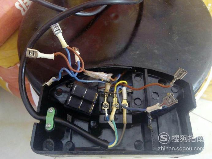 连接线是否正常,使用万用表测量电压值即可;02检查电饼铛保险丝是否爆