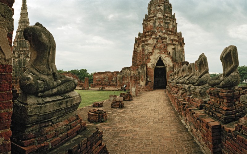 彬彬有礼的打招呼方式是 双手合十指在胸前,口中说"萨瓦迪"(sawadee)