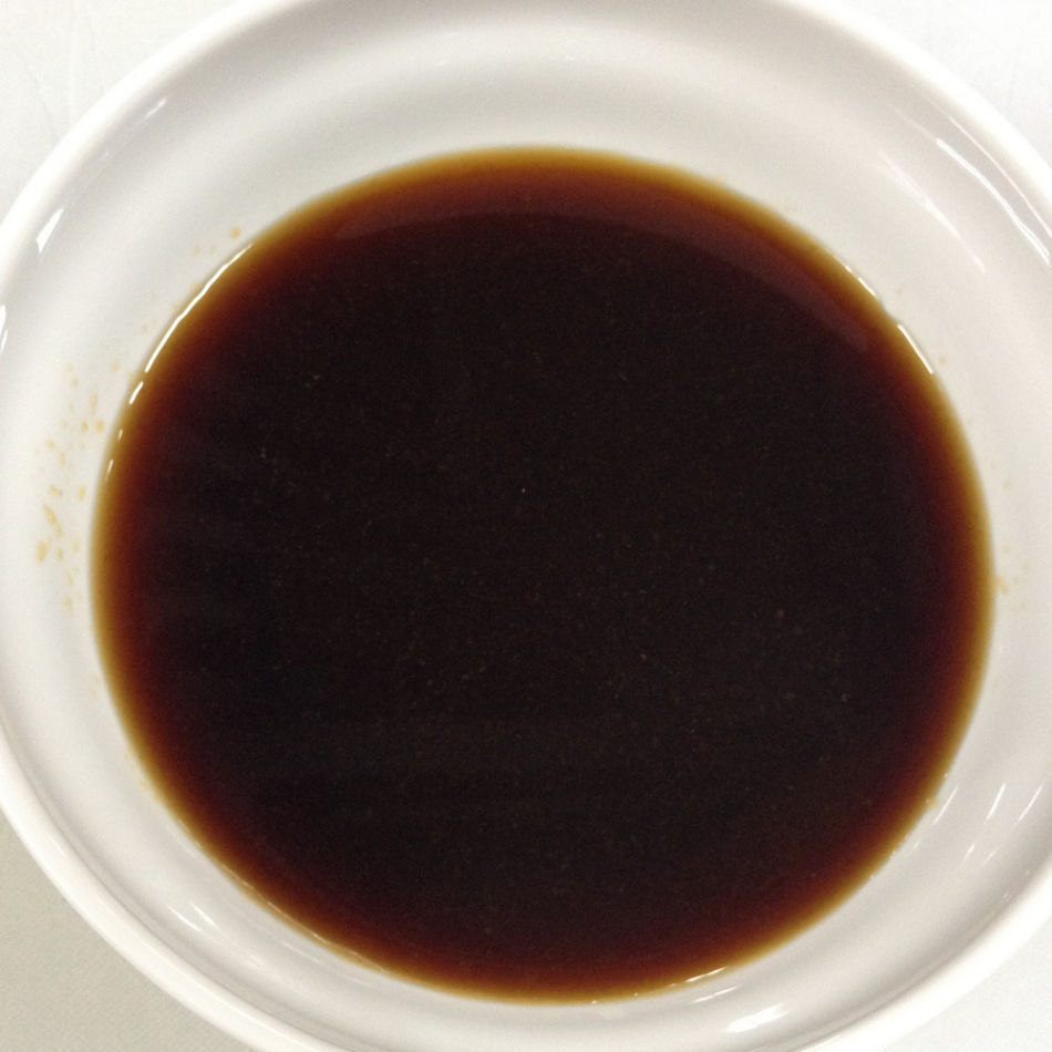 鱼肉的腥味)然后再在鱼身上的前面和后面分别划上几刀,03用酱油3勺