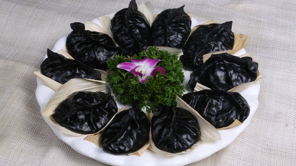 黑漆漆的墨鱼汁做的包子