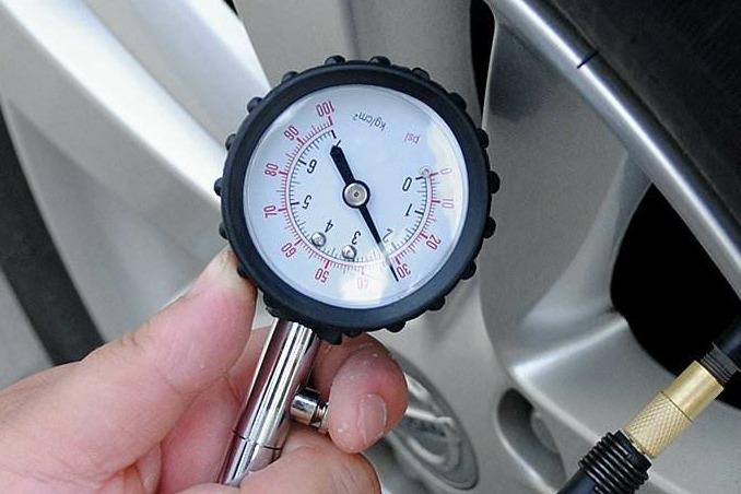 Манометр давления в шинах зил 131. Измерить давление колес. Манометр для автомобильного компрессора pressure gauge 150. Манометр для машины. Измерить давление колес.