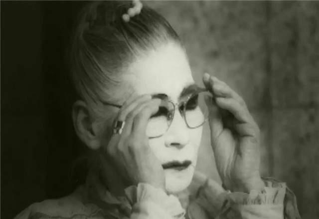日本 站街女 雪子 苦守街道60年 用白粉将自己的脸抹得雪白