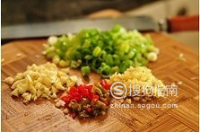 香煎豆腐鱼的做法 每日一食：简单好吃的『鱼香煎豆腐』。