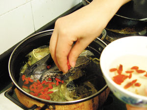 乌鸡板栗红枣汤的做法 怎么做乌鸡板栗红枣汤