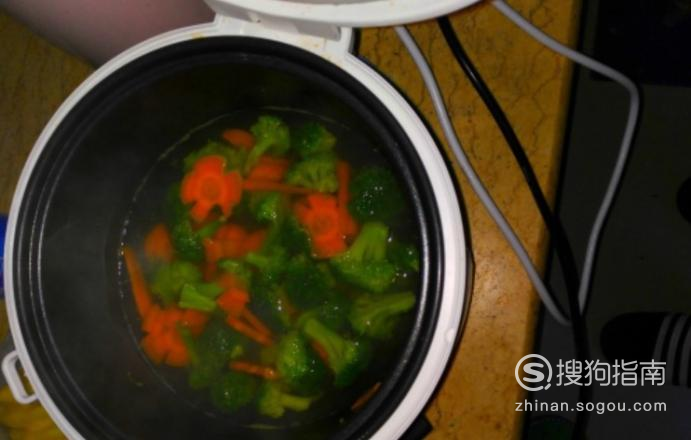 胡萝卜西兰花炒肉的做法 红萝卜西兰花肉丝炒面的制作方法