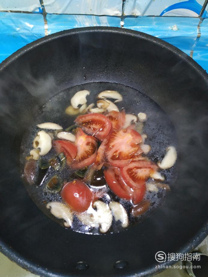 肉丝西红柿鸡蛋汤的做法 怎样做美味的香菇西红柿松花蛋汤？优质首发