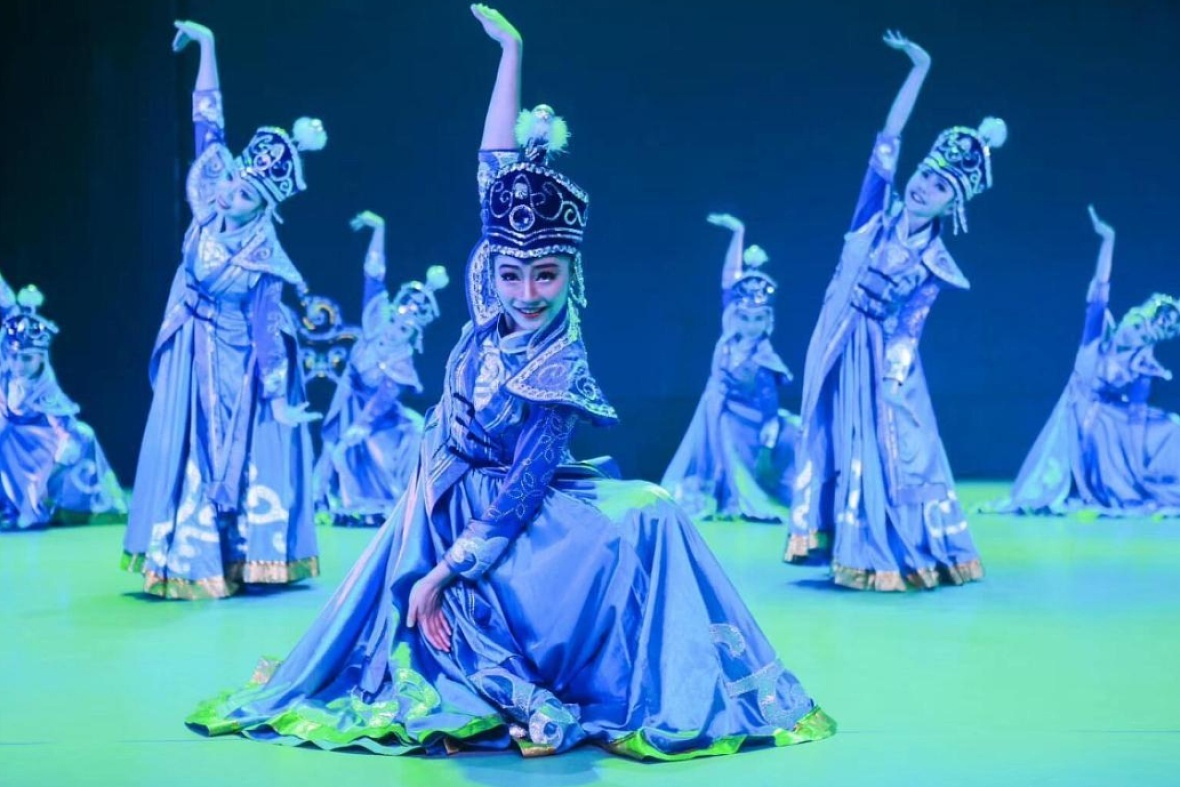 蒙古族舞蹈的风格特点,蒙古舞七个基本动作,蒙古族舞蹈音乐特点_大山谷图库