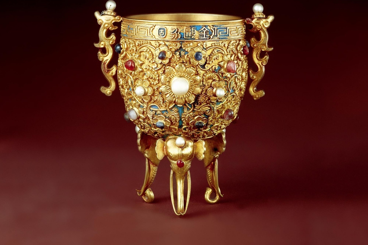 清乾隆金嵌宝金瓯永固杯，是清乾隆时期的故宫金器